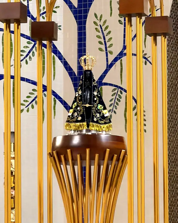 Imagem de Nossa Senhora Aparecida no altar dourado