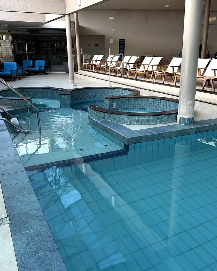Piscina coberta com hidromassagem
