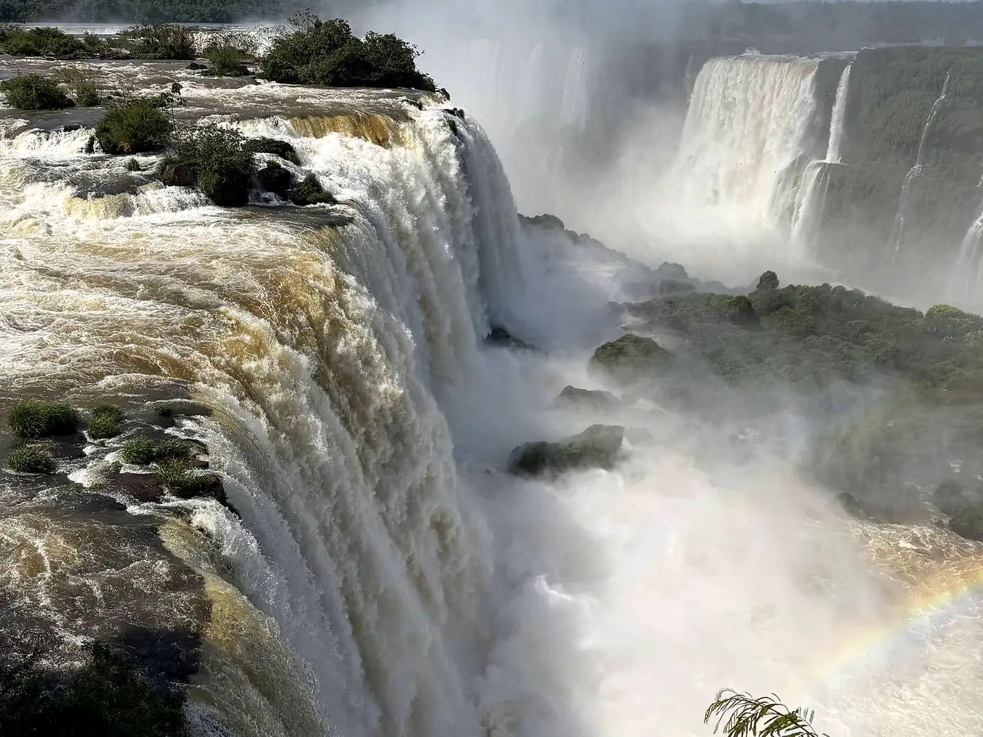 Cataratas do Iguaçu com arco-íris sobre a água