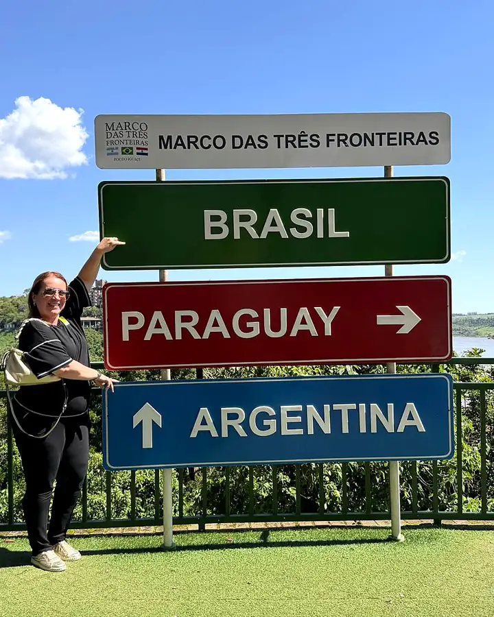 Placa do Marco das Três Fronteiras apontando para Brasil, Paraguai e Argentina