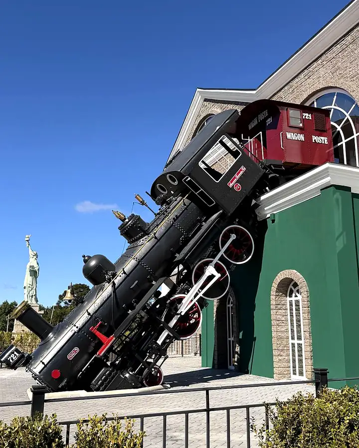 Locomotiva saindo pela parede do Mundo a Vapor