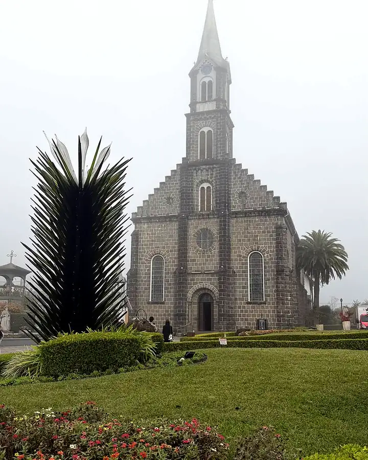 Igreja de pedra de Gramado num dia de neblina