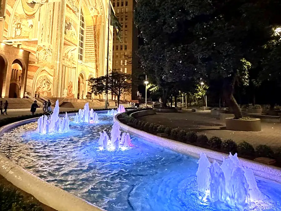 Basílica de Aparecida iluminada à noite