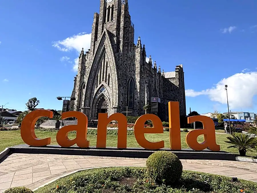 Catedral de Pedra de Canela com o letreiro da cidade