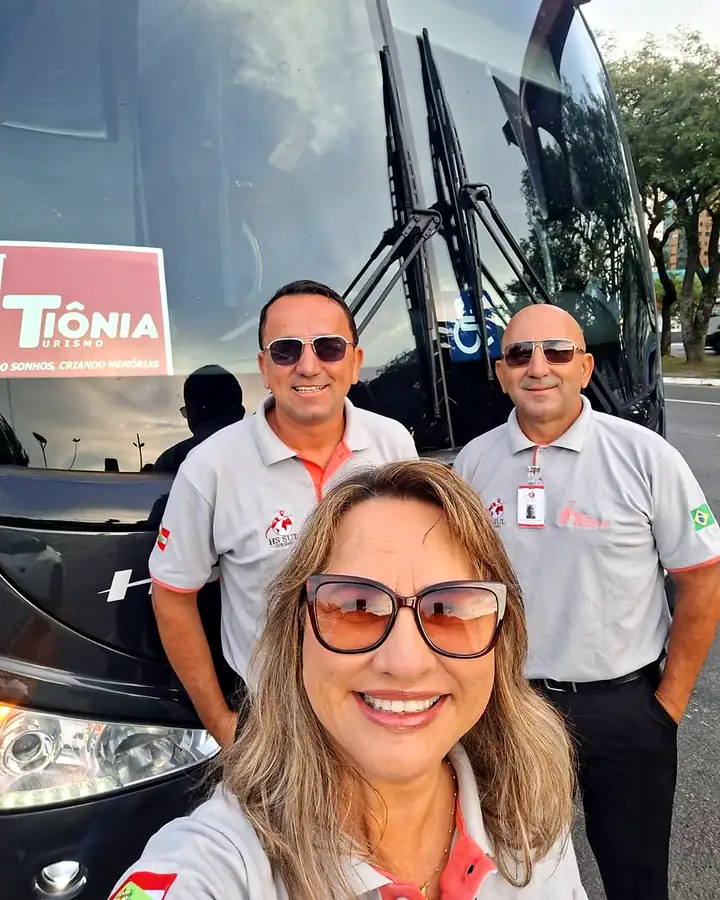 Equipe da Tiônia ao lado do ônibus no dia do embarque