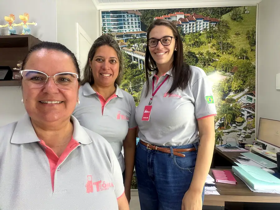 A equipe da Tiônia Turismo, com a camisa da agência, no escritório em São José