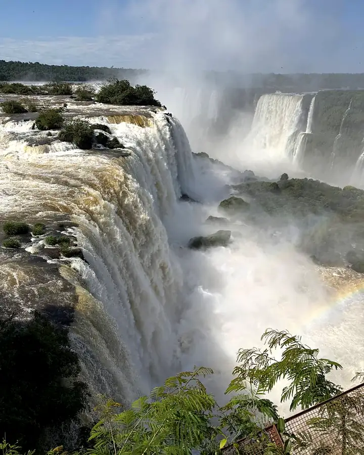 Vista das Cataratas do Iguaçu com arco-íris