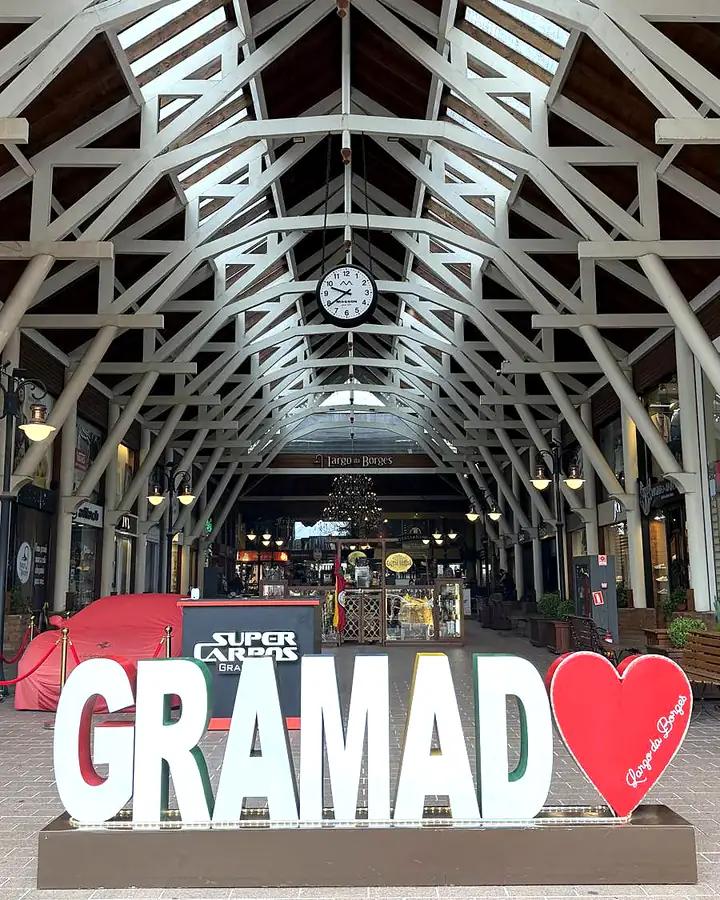 Letreiro de Gramado com coração vermelho, sob uma cobertura de madeira