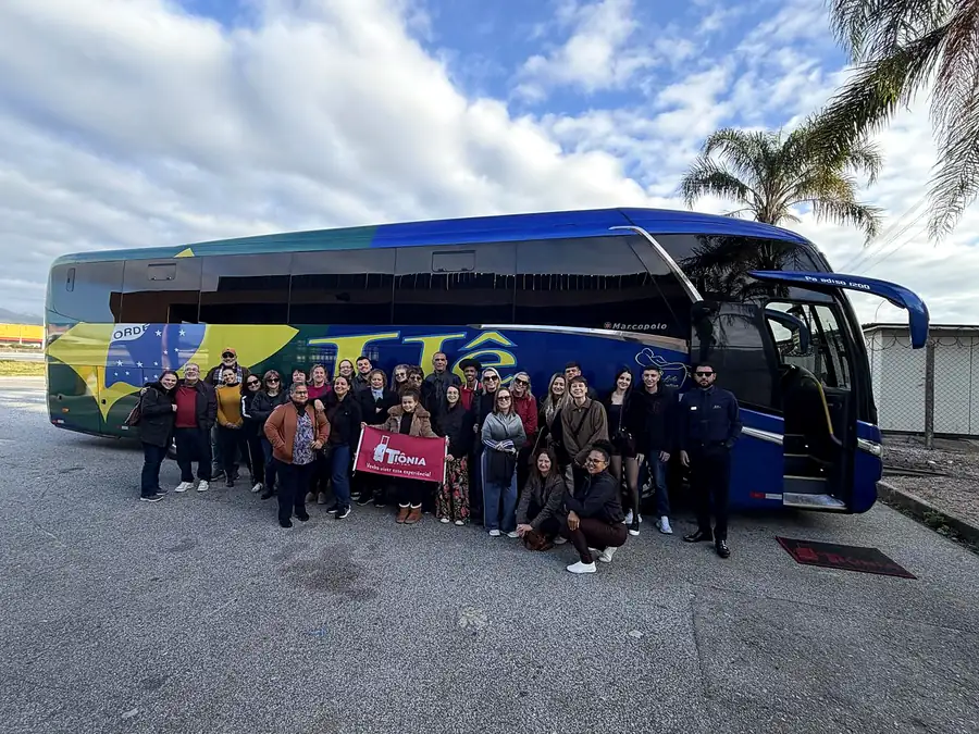 Grupo da Tiônia reunido ao lado do ônibus