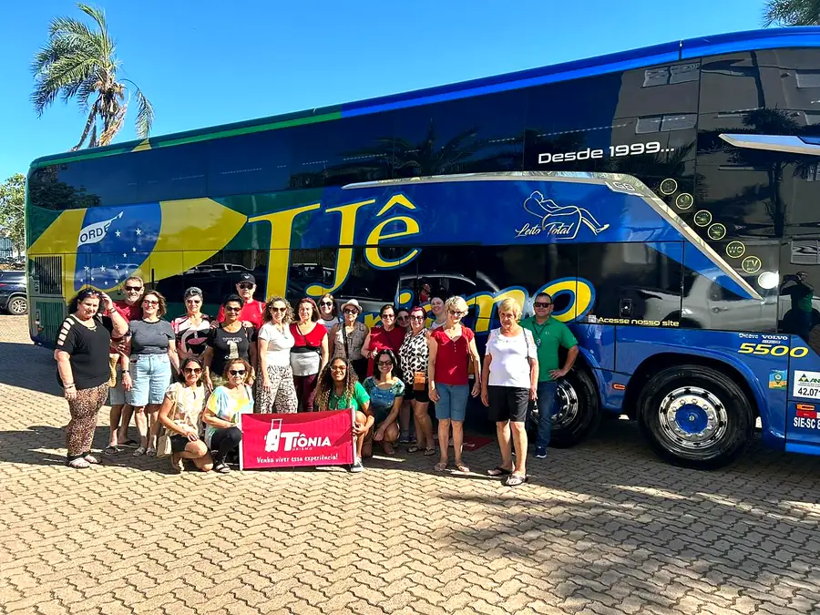 Passageiras com a faixa da Tiônia antes do embarque