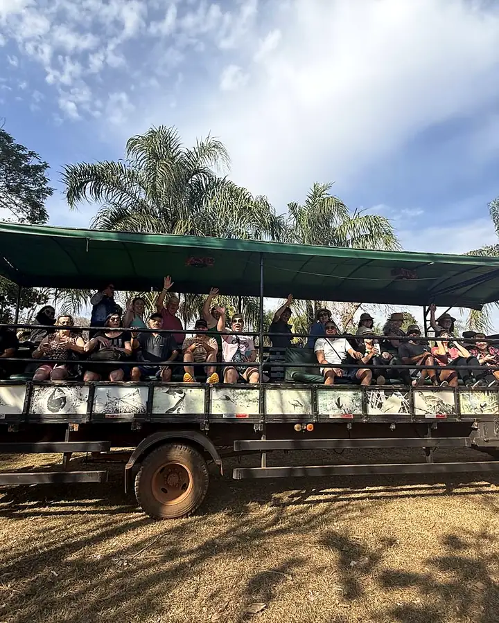 Grupo da Tiônia num caminhão aberto de passeio no Pantanal