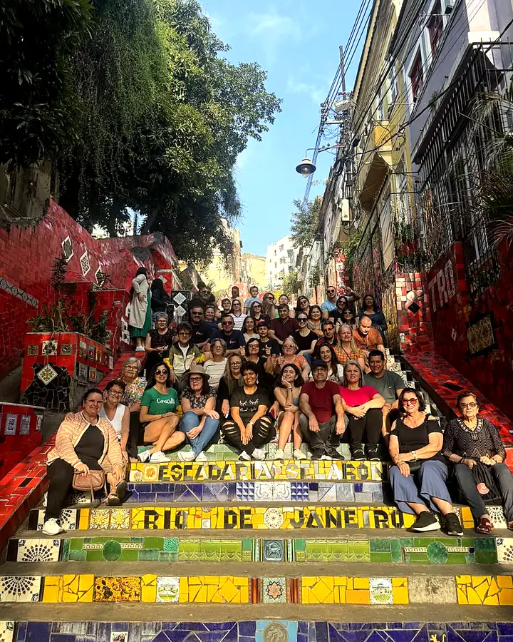 Grupo da Tiônia sentado na Escadaria Selarón, no Rio de Janeiro
