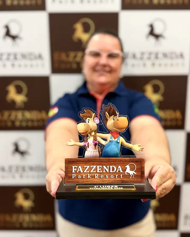 A Tiônia segurando o troféu do Fazzenda Park Resort