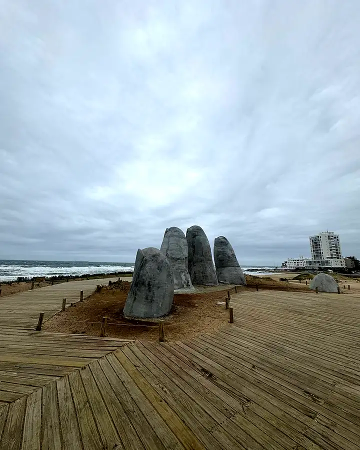 Escultura da Mão em Punta del Este, no Uruguai