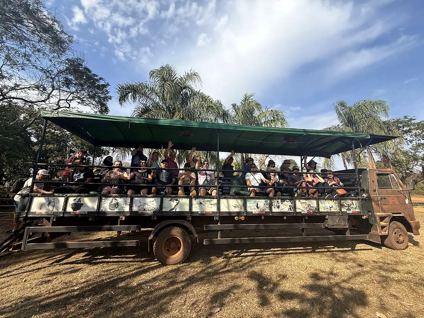 Grupo da Tiônia num caminhão aberto de passeio no Pantanal