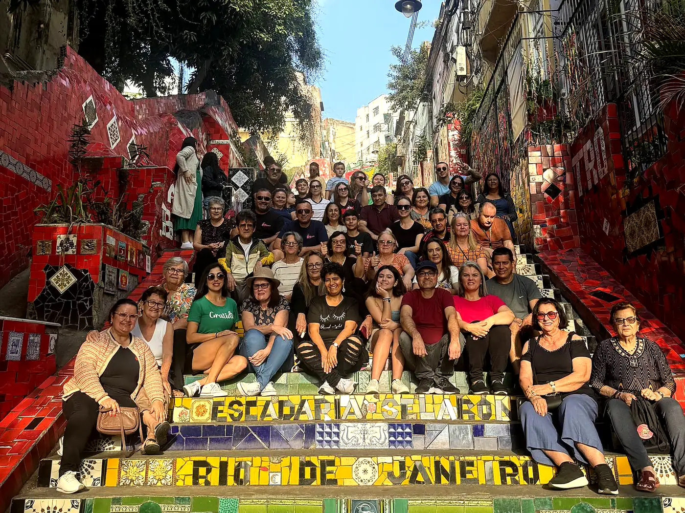 Grupo da Tiônia sentado na Escadaria Selarón, no Rio de Janeiro