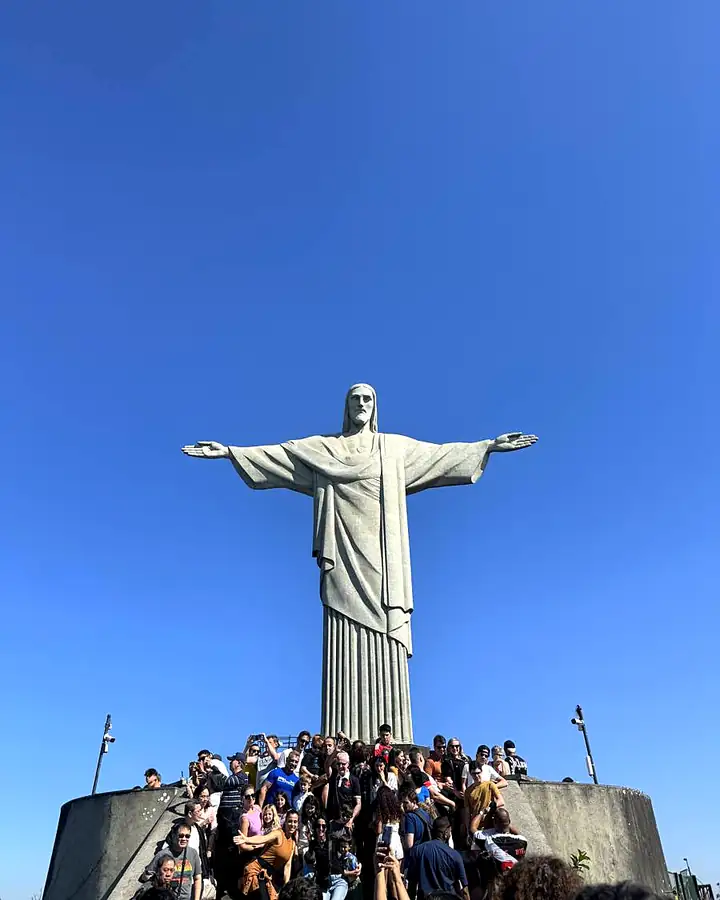 Estátua do Cristo Redentor com turistas na base