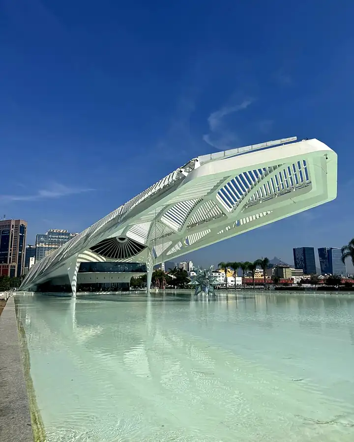 Museu do Amanhã com o espelho d'água em frente