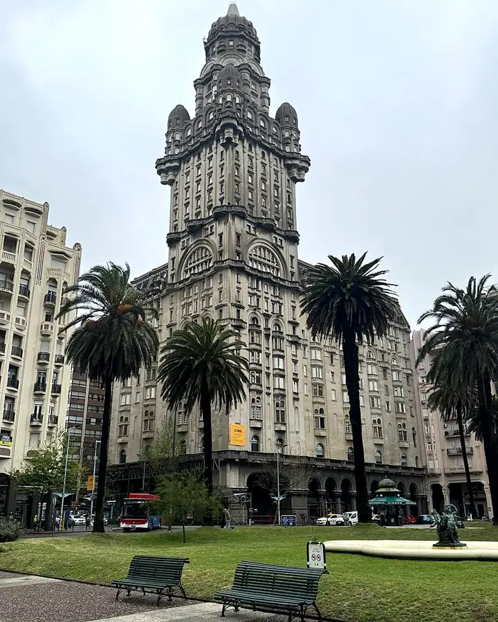 Palacio Salvo, em Montevidéu, com palmeiras em frente