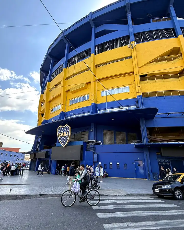Estádio La Bombonera, em azul e amarelo